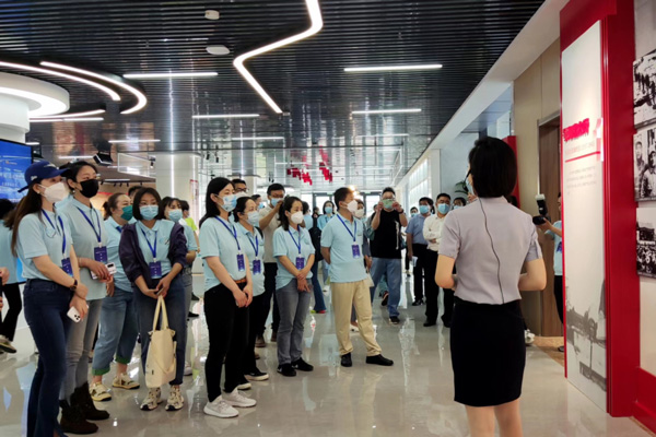 快讯 | 百城百台媒体记者走进邯郸新闻传媒中心参观邯郸红色新闻展览馆
