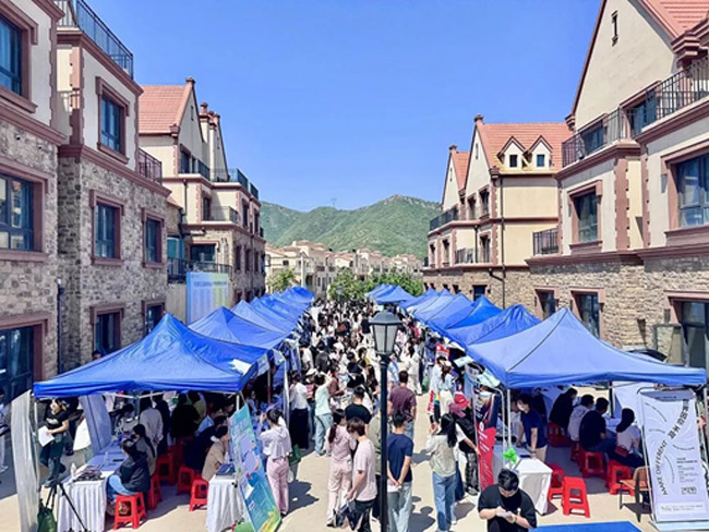 君卓文产集团受邀参加河北省2025届分学科系列招聘活动艺术类专场暨河北工艺美术职业学院2025年春季校园双选会